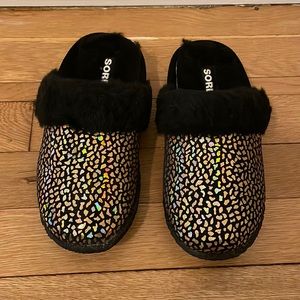New in box kids sorel slippers - size 1 (youth)